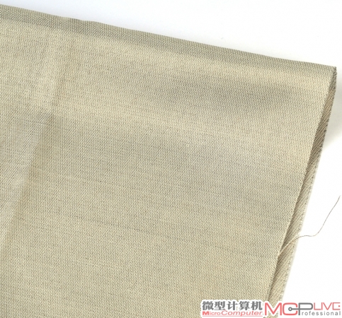 为流行的防辐射孕妇服，从左至右采用了三种不同的面料：100%纯银纤维、纳米银纤维和金属纤维。