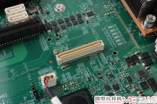 主板上的专用I/O接口，用来连接Intel RMS25CB080模块。其核心是一颗LSI SAS2208芯片。它是早支持PCI-E 3.0标准的6Gb/s SAS控制器，SAS端口数量也是8个。
