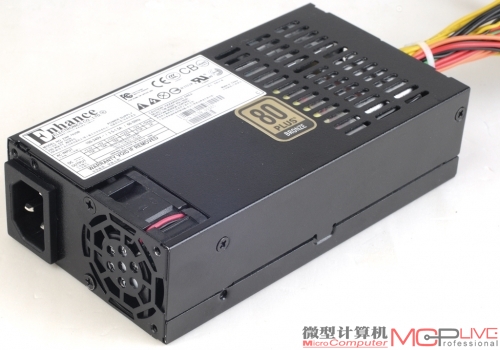 定制Flex-ATX服务器电源，已获80Plus铜牌认证。它采用长方体形设计，体积只有普通电源的三分之一，拥有磨砂质感的黑色外壳，和机箱内部的颜色搭配很和谐。电源额定功率为250W，自带40mm双滚珠轴承风扇，运行噪声仅为27dB，非常安静。