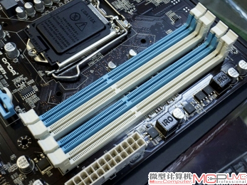 4条蓝白相间双通道DDR3-1600内存插槽