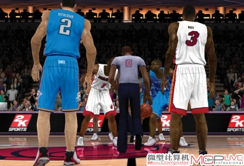 在《NBA 2K13》相同的游戏场景中，仔细观察球员的肌肉轮廓、球衣边以及球衣上的字都能明显地发现，右边的iPad mini 有着严重的锯齿感。