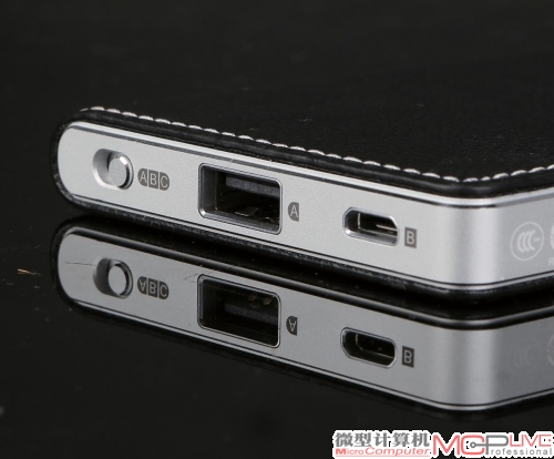 底部的切换开关分别对应iPhone/iPad连接、Android/PC连接和耳放档。此外还有USB接口和Micro USB接口各一个。
